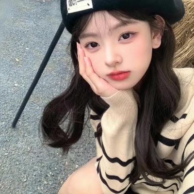 她的微笑像颗糖